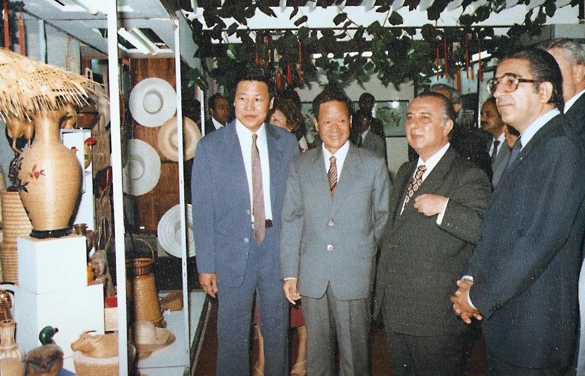 web2、1982年副總經(jīng)理王維祥同志在塞浦路斯國際博覽會擔任中國館館長時向總統(tǒng)斯皮基普里亞努介紹我司商品.jpg