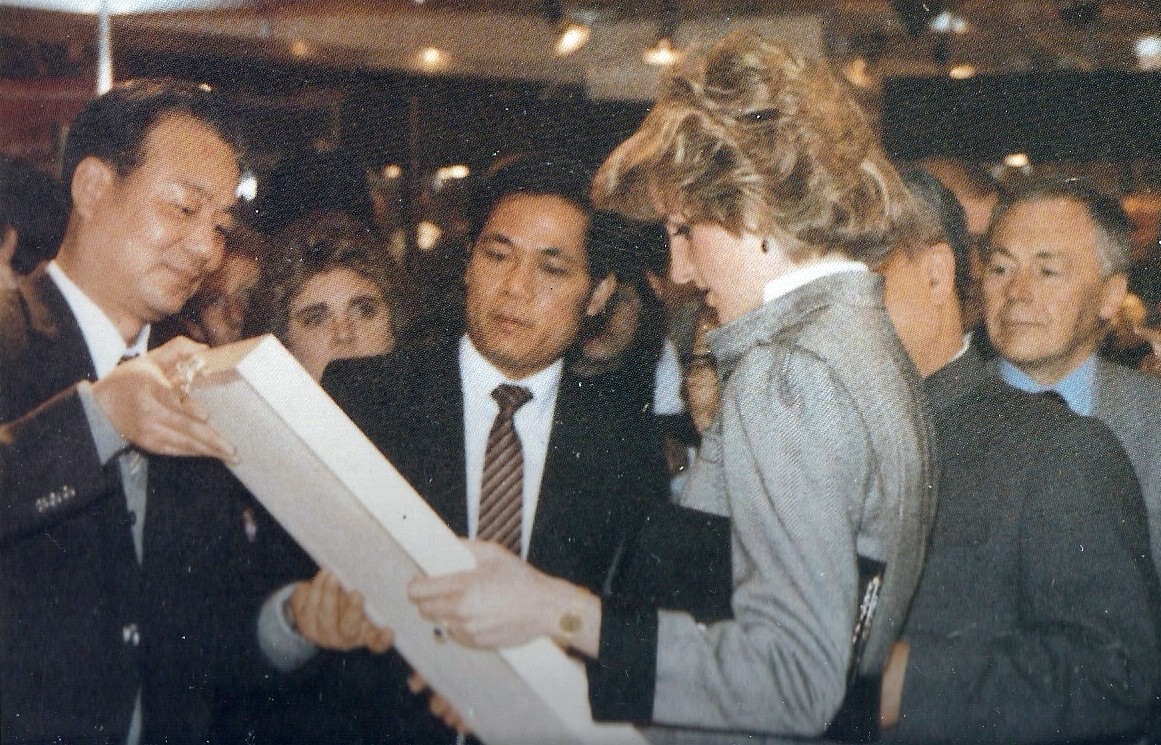 web3、1985年汪潔總經(jīng)理在英國倫敦《理想家庭博覽會》上向戴安娜王妃贈送《戴安娜王妃》刺繡像。王妃連連稱贊“非常像”.jpg